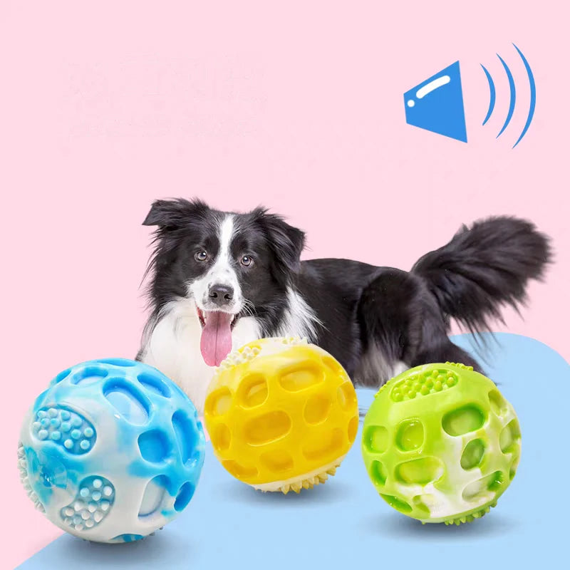 Os brinquedos para cães de estimação são resistentes e duráveis, podem aliviar o desconforto da dentição e são adequados para uso durante o treinamento ao ar livre.